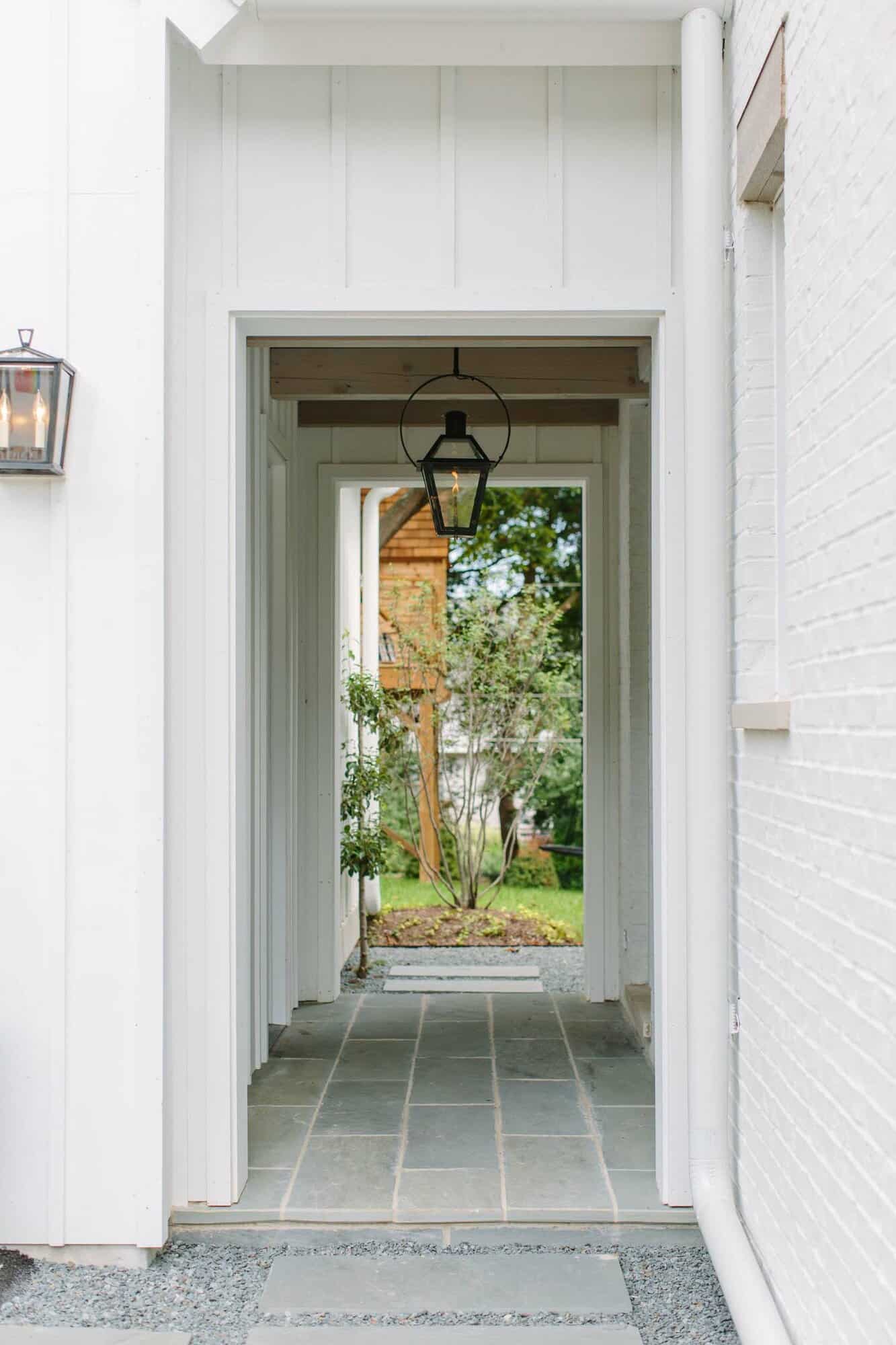 modern-farmhouse-style-home-entry