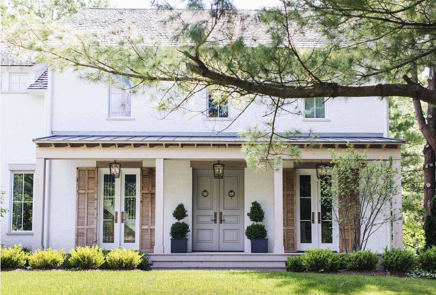 modern-farmhouse-style-home-exterior