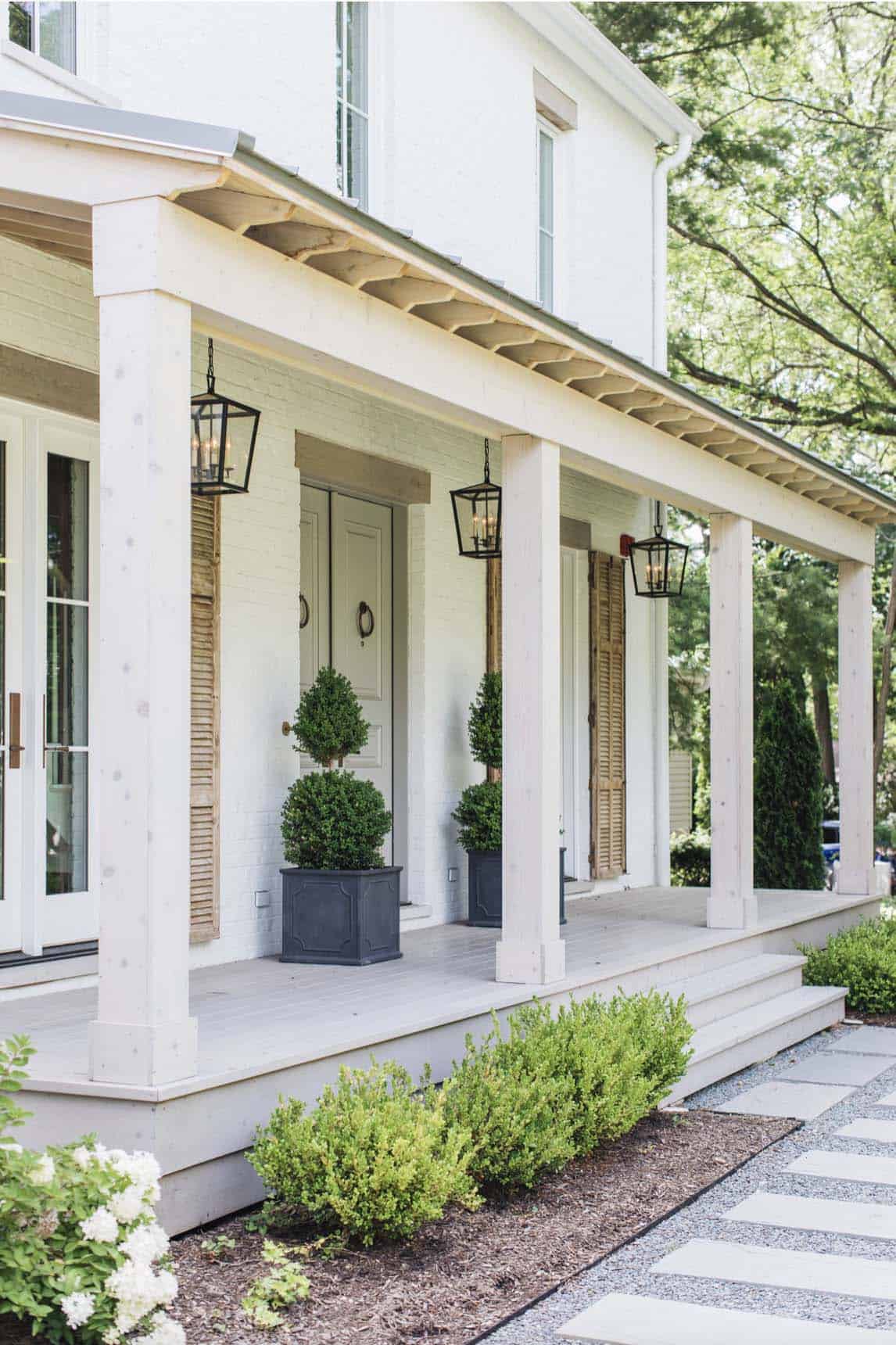 modern-farmhouse-style-home-exterior