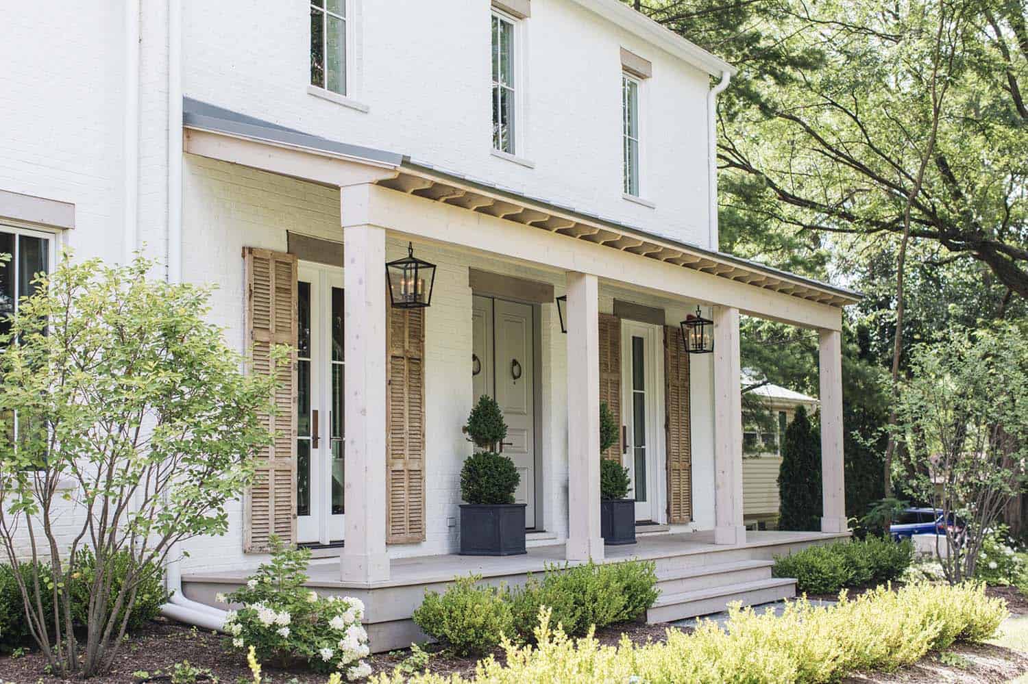 modern-farmhouse-style-home-exterior