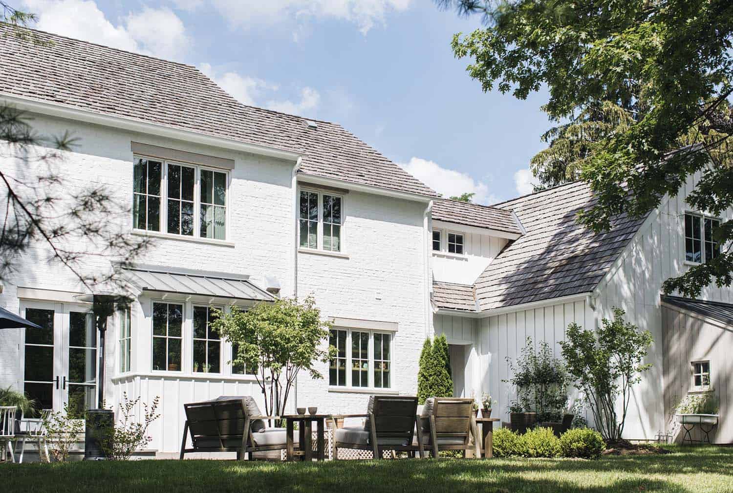 modern-farmhouse-style-home-exterior