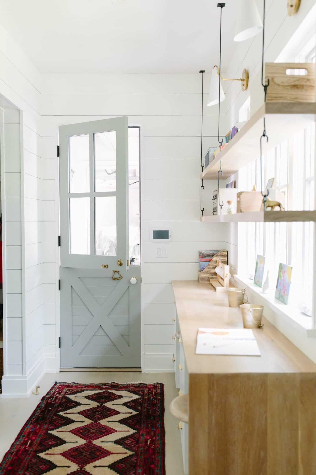 modern-farmhouse-style-mudroom-entry