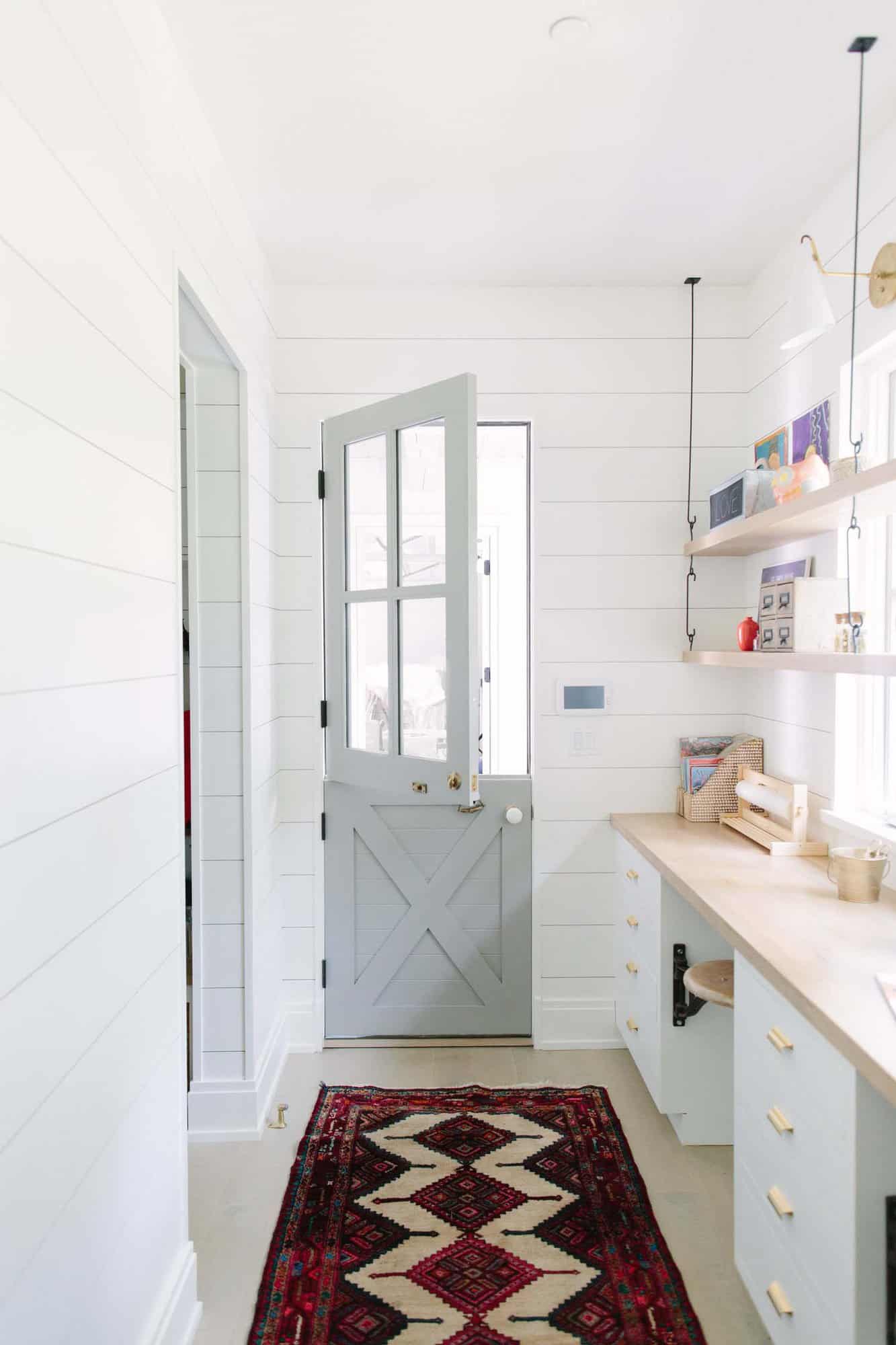 modern-farmhouse-style-mudroom-entry