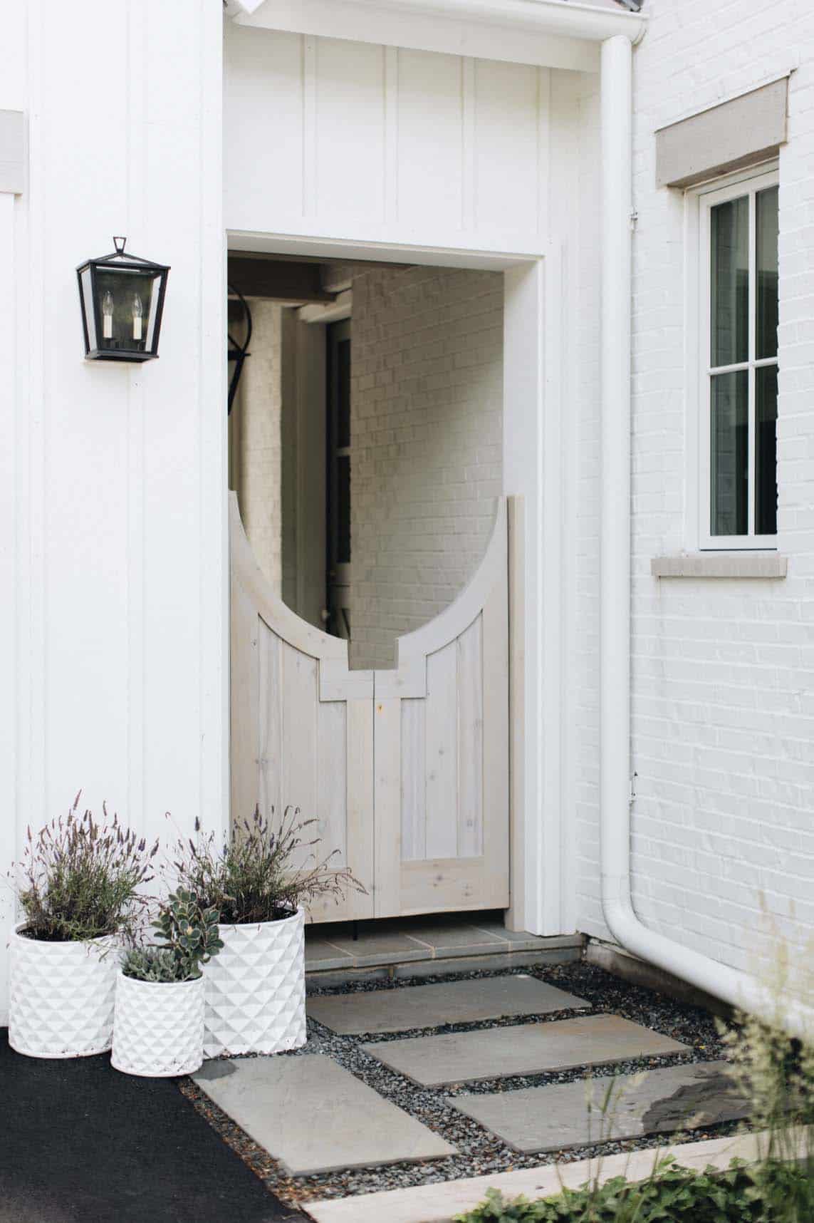 modern-farmhouse-style-home-entry