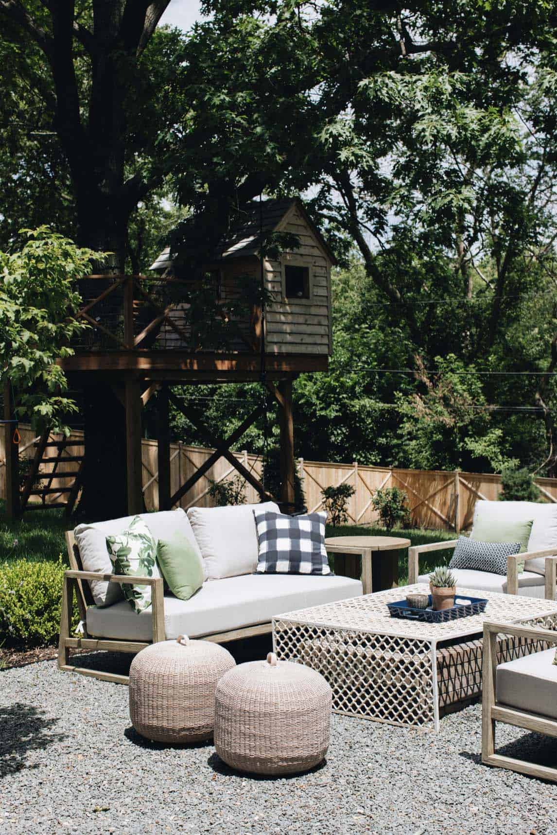 modern-farmhouse-style-home-outdoor-patio