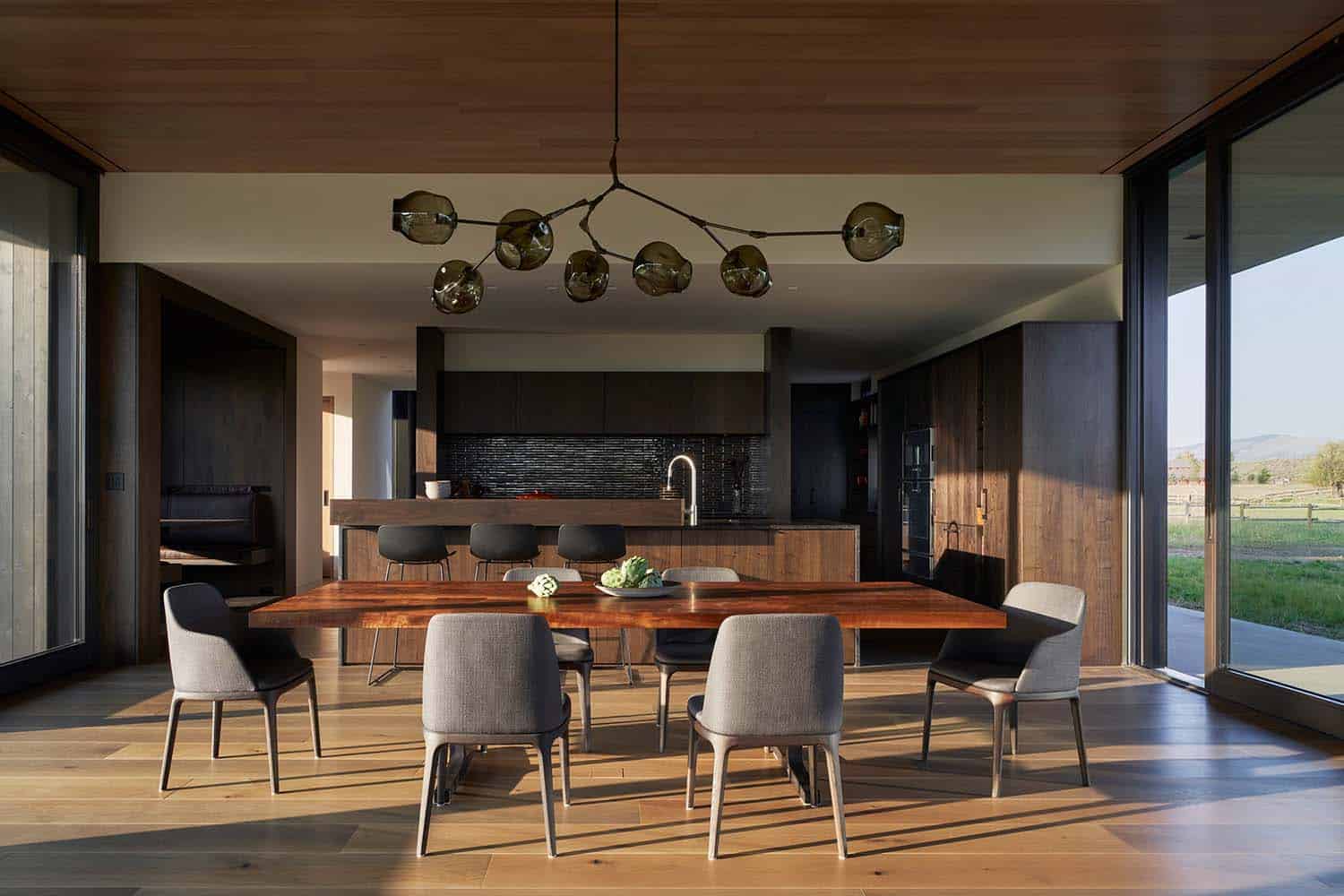 modern-dining-room-looking-into-the-kitchen