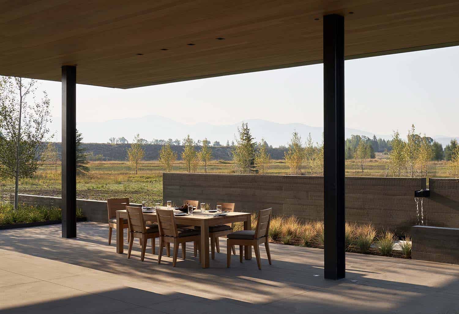 ranch-house-exterior-patio-with-al-fresco-dining