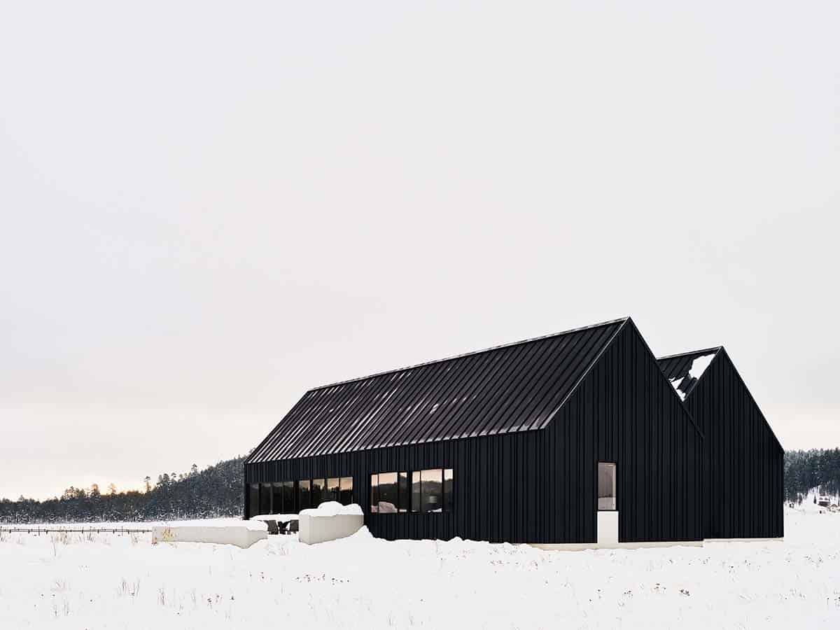 modern-scandinavian-mountain-home-exterior-with-snow