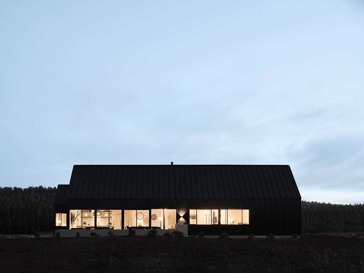 modern-scandinavian-mountain-home-exterior-at-dusk