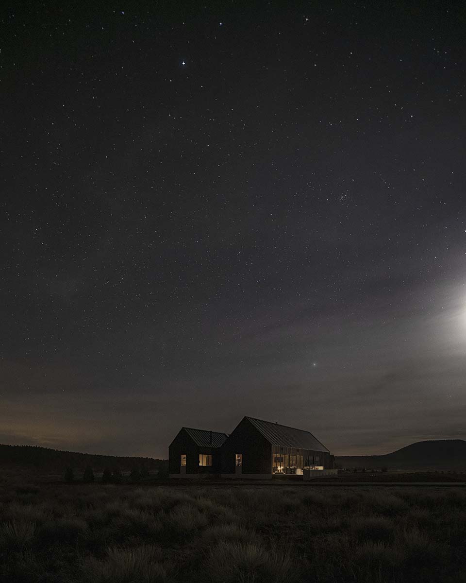 modern-scandinavian-mountain-home-exterior-at-dusk