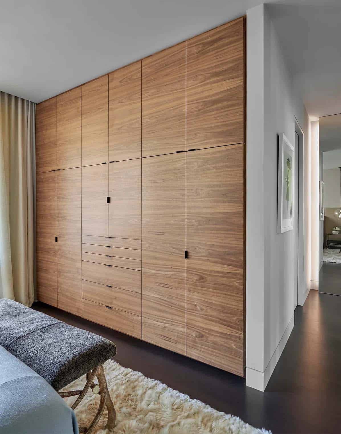 modernist-bedroom-with-built-in-closet