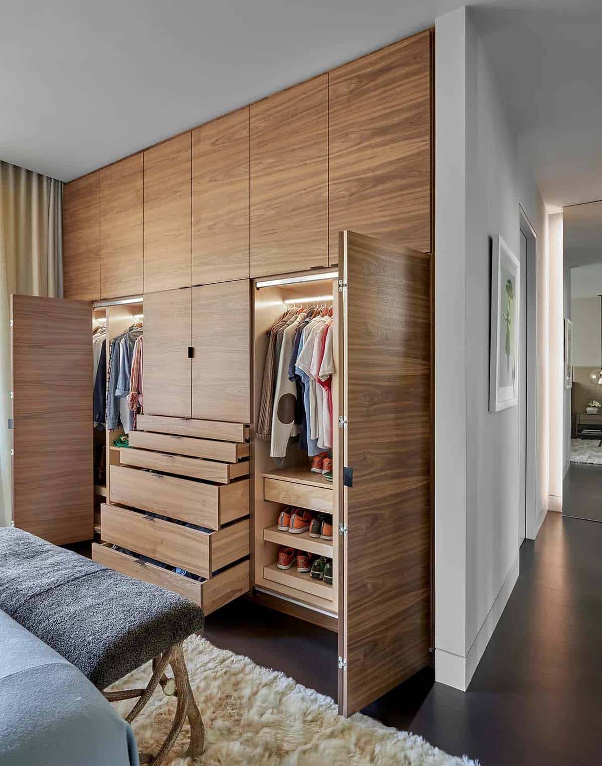 modernist-bedroom-with-built-in-closet