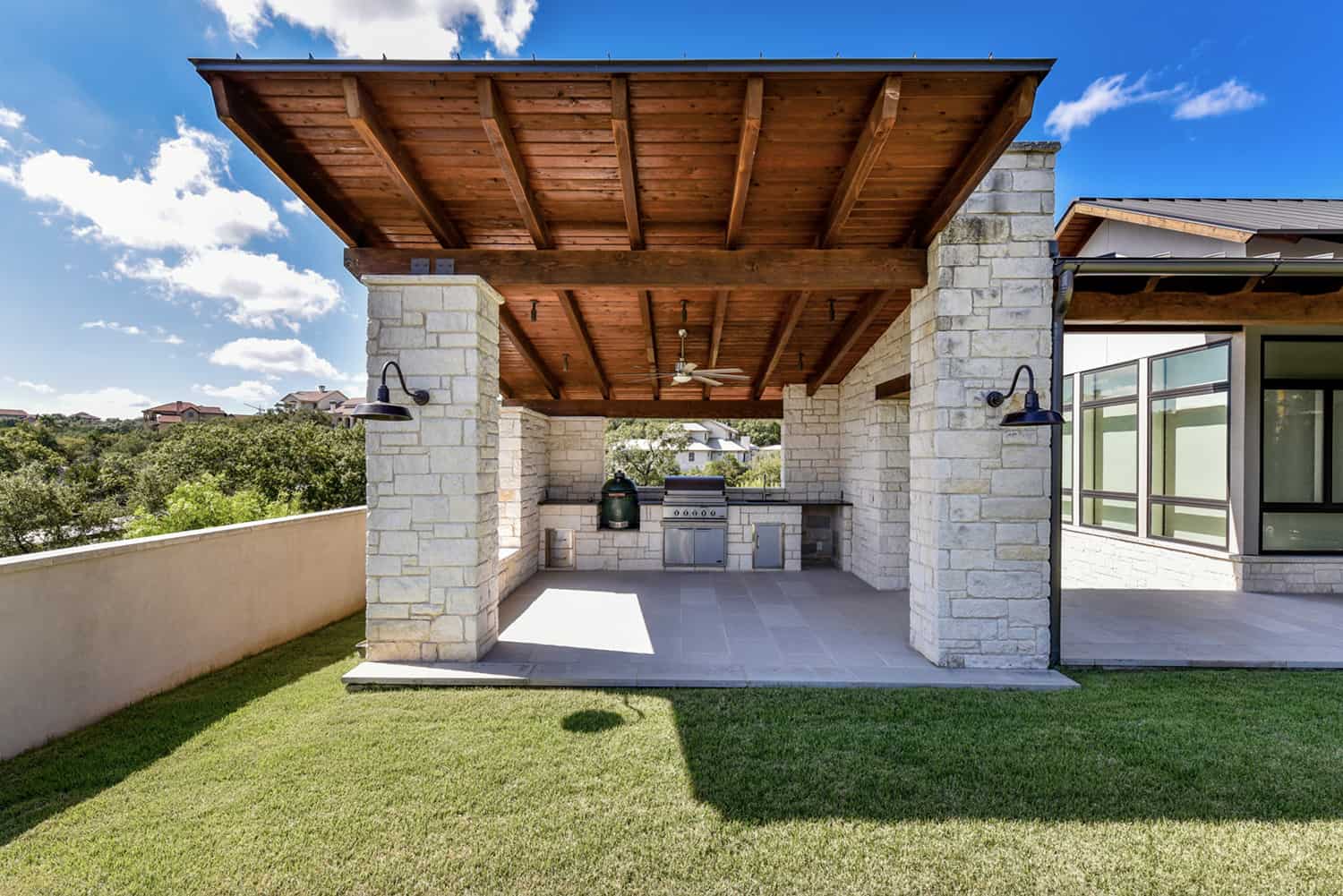 transitional-home-covered-patio-with-outdoor-kitchen