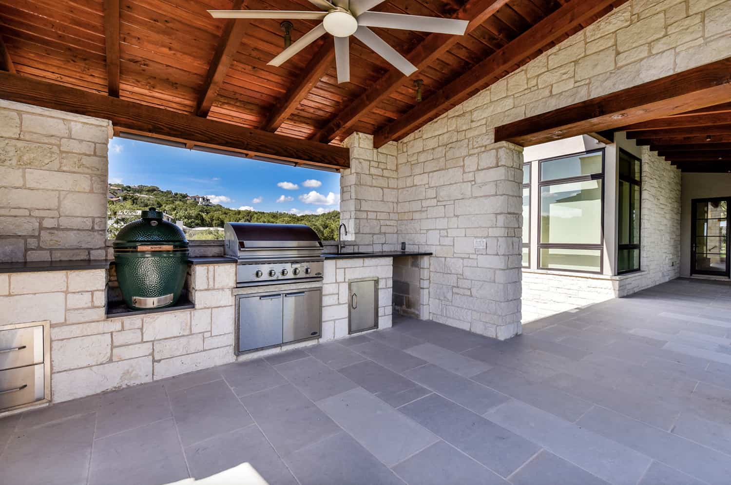transitional-home-covered-patio-with-outdoor-kitchen
