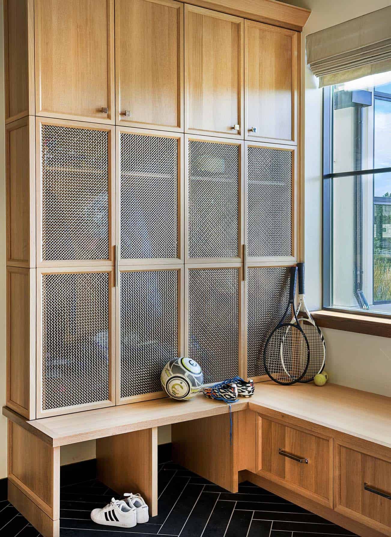 modern-farmhouse-mudroom-entry