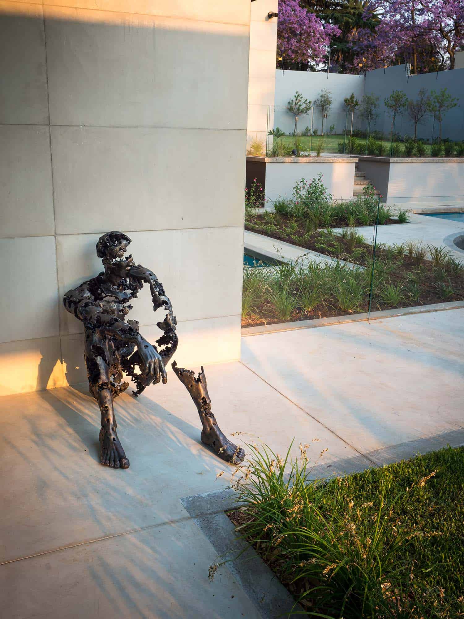 modern-home-outdoor-concrete-walkway-and-sculpture
