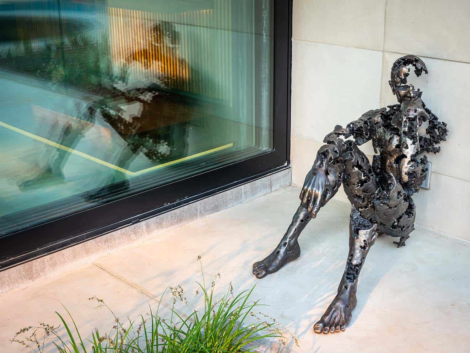 modern-home-outdoor-concrete-walkway-and-sculpture