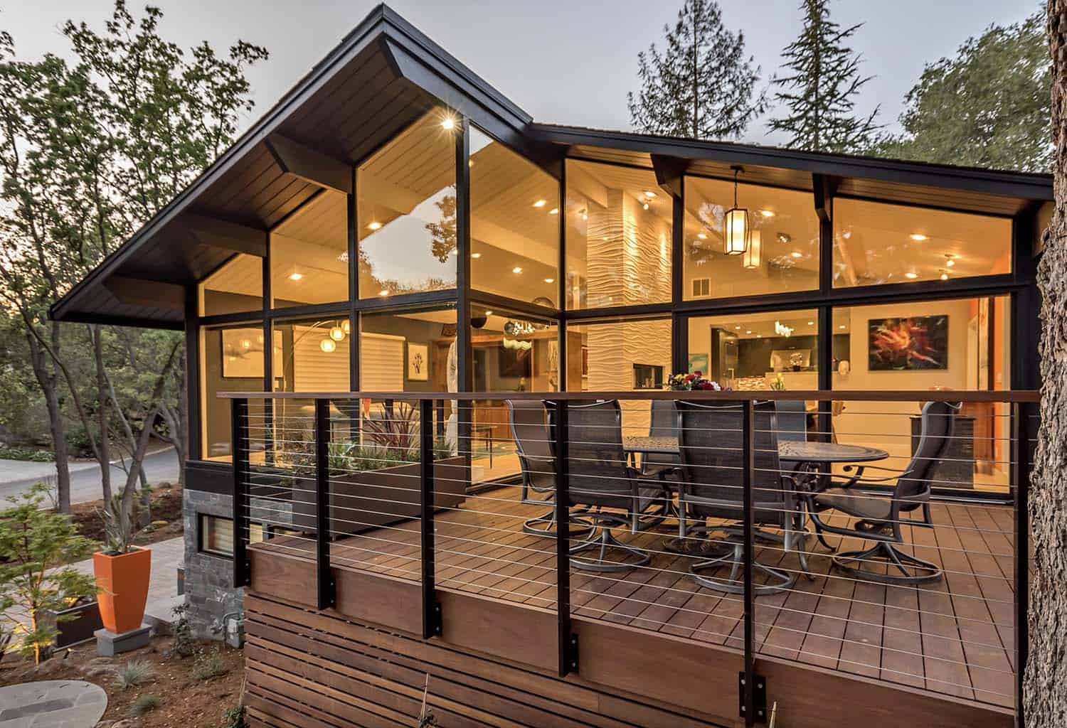 midcentury-modern-backyard-with-a-hillside-deck