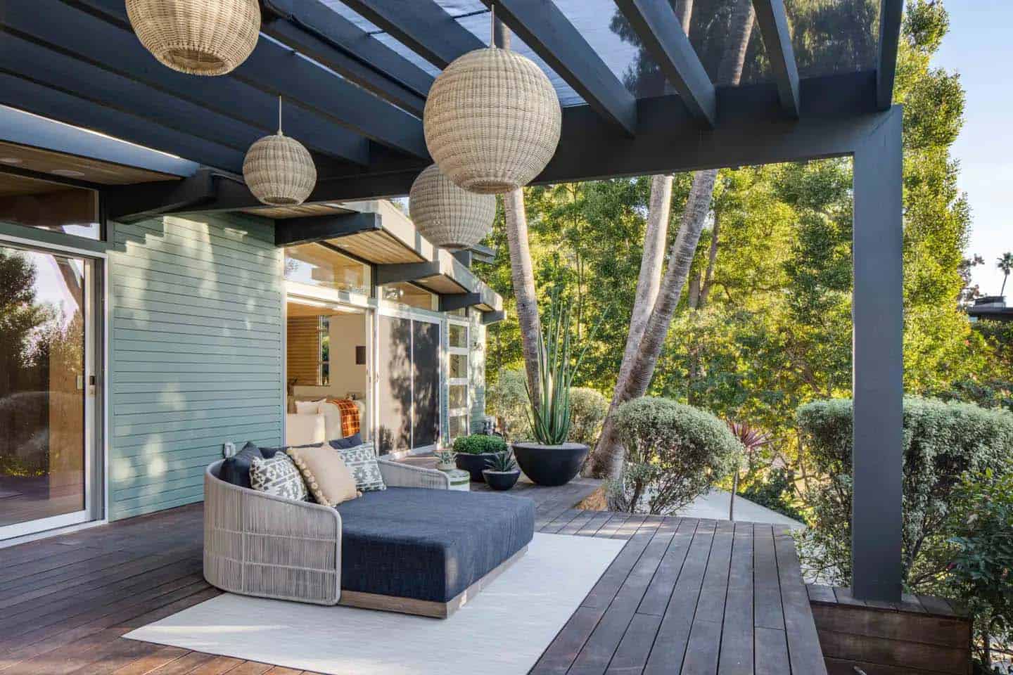 midcentury-backyard-deck