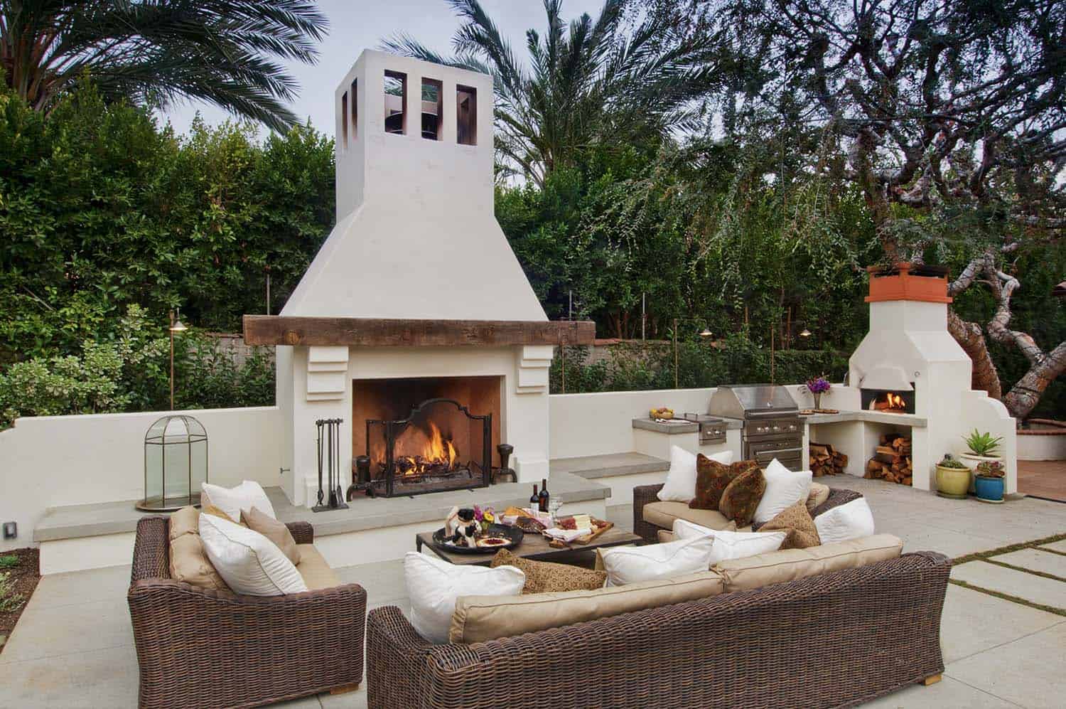 outdoor-kitchen-with-a-fireplace-and-pizza-oven