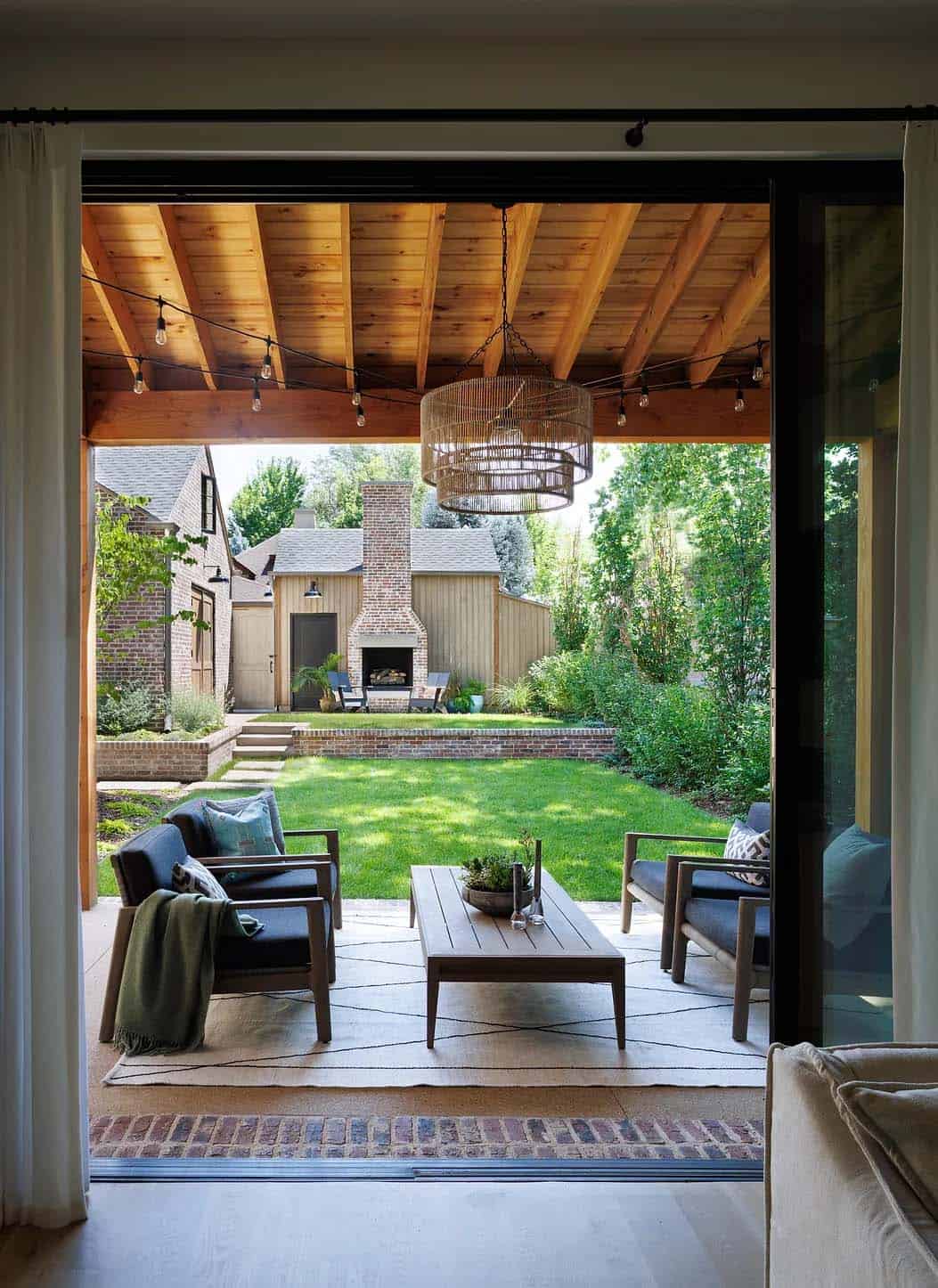 contemporary-covered-outdoor-porch