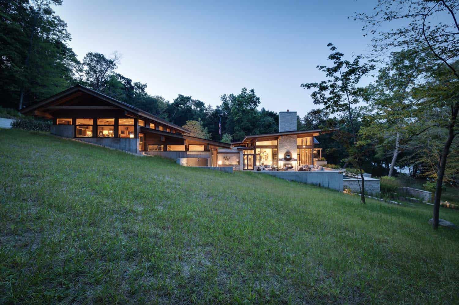 lakeside-resort-home-modern-exterior-at-dusk