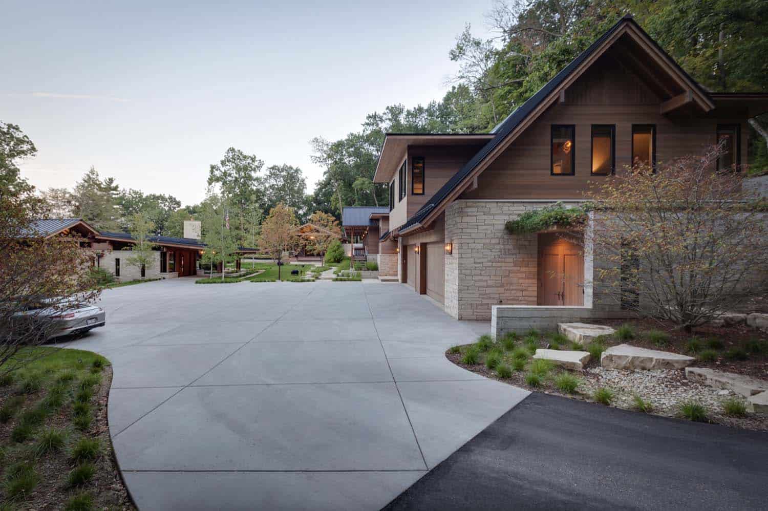 lakeside-resort-home-modern-exterior