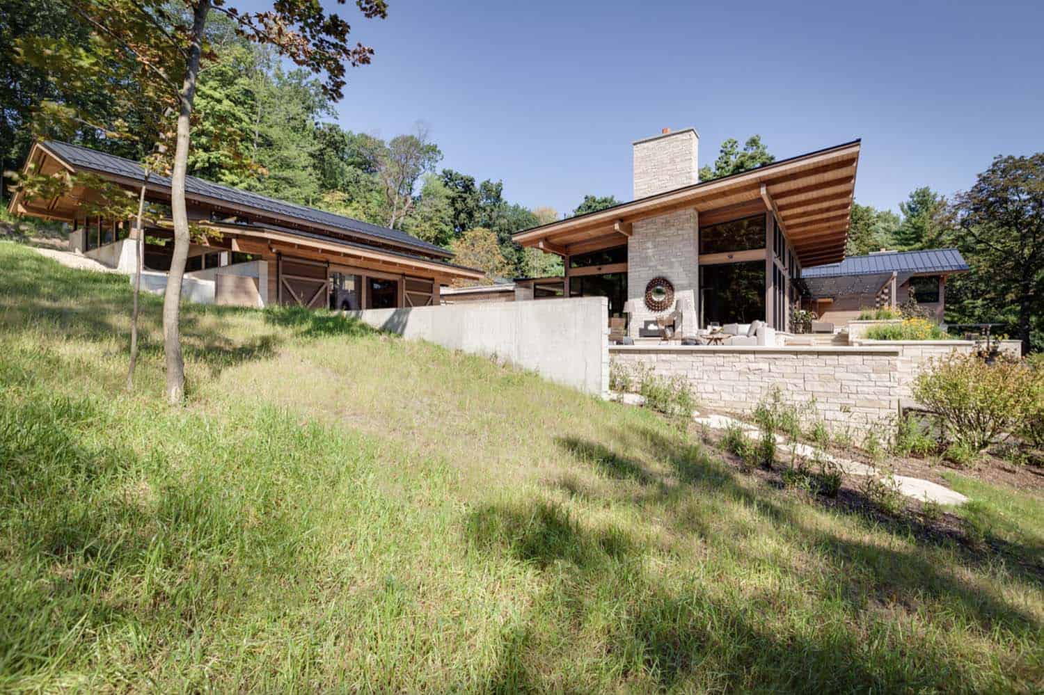 lakeside-resort-home-modern-exterior
