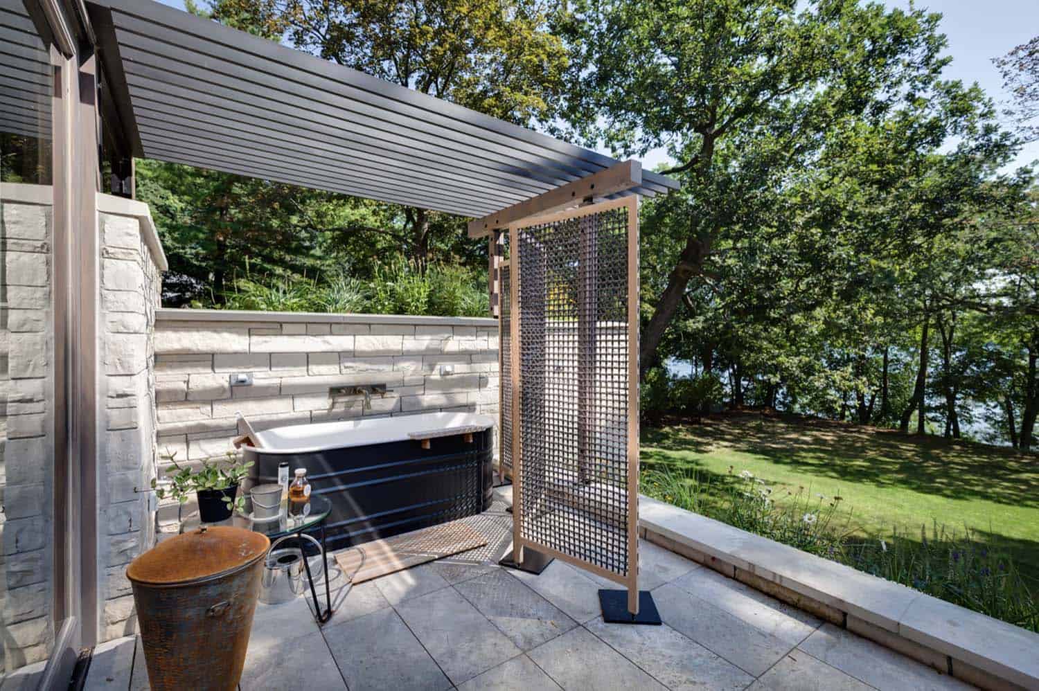 resort-home-modern-patio-with-an-outdoor-tub