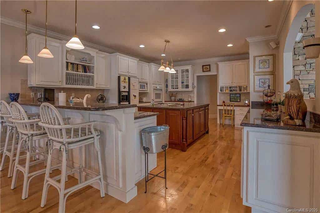 contemporary-lake-house-kitchen-before-the-renovation