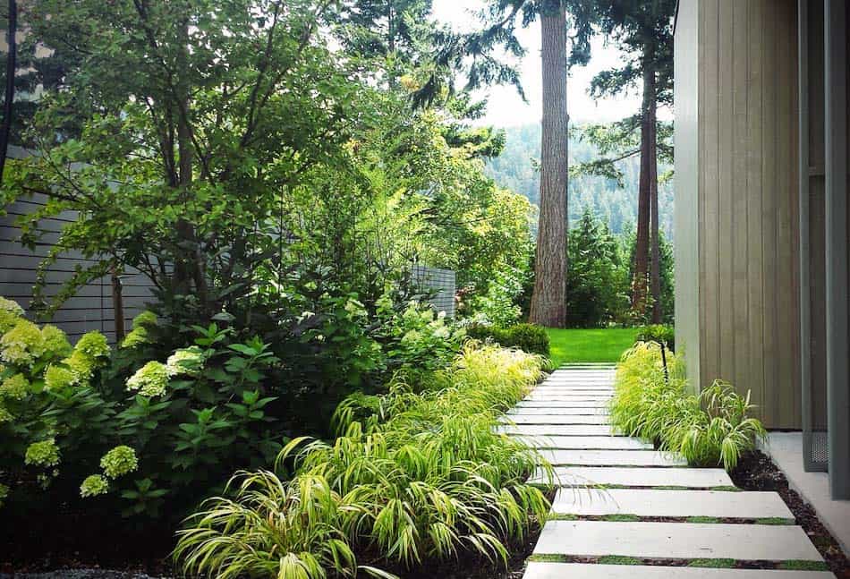 coastal-modern-home-exterior-landscape-paver-pathway