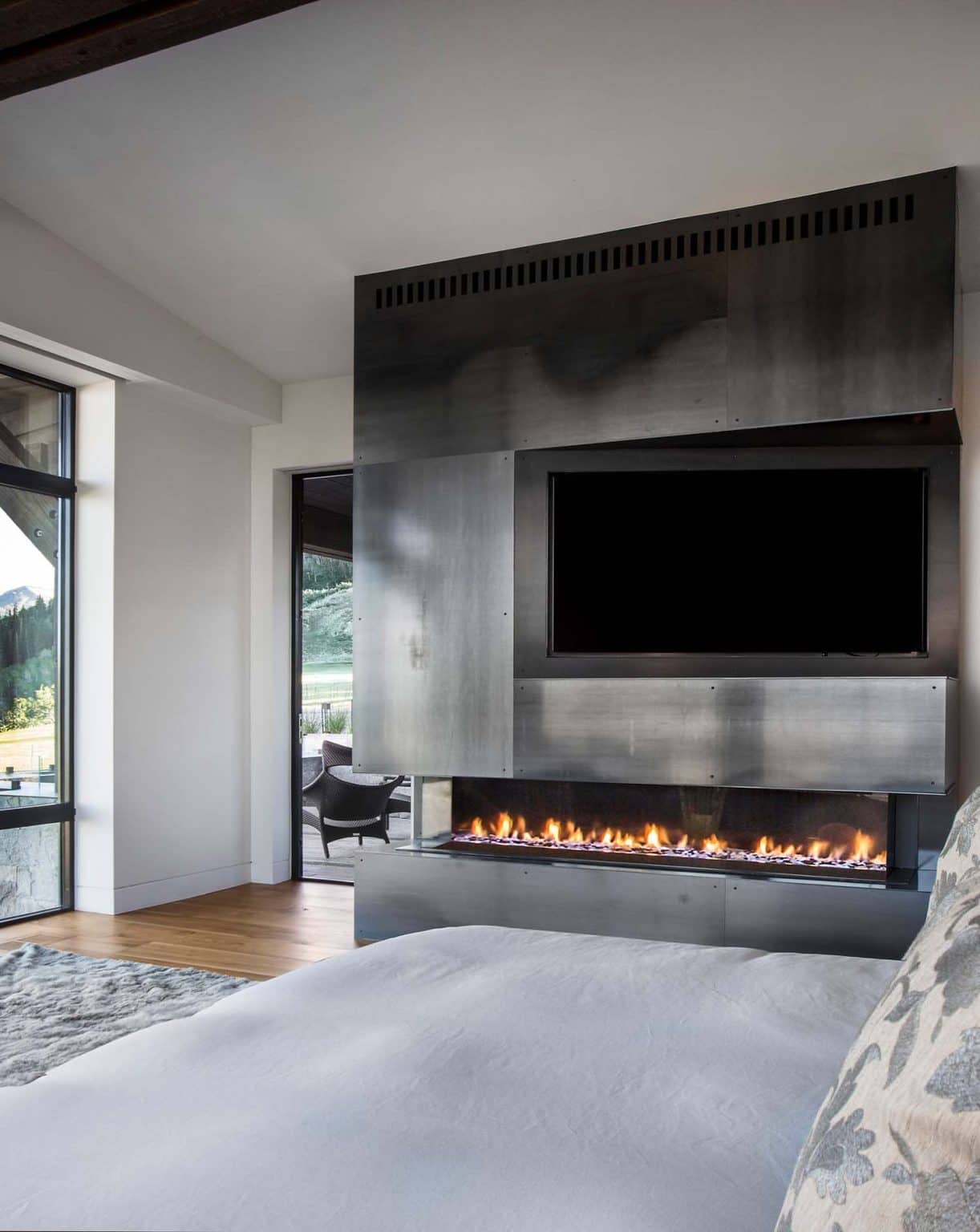 Stunning Luxury High-Rise Suites In Mountains image