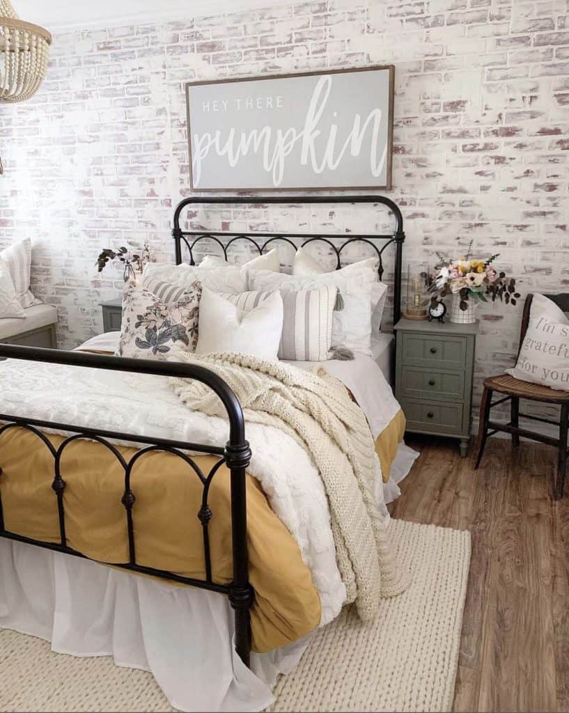 35 Breathtaking Farmhouse Fall Decor Ideas To Transform Your Home