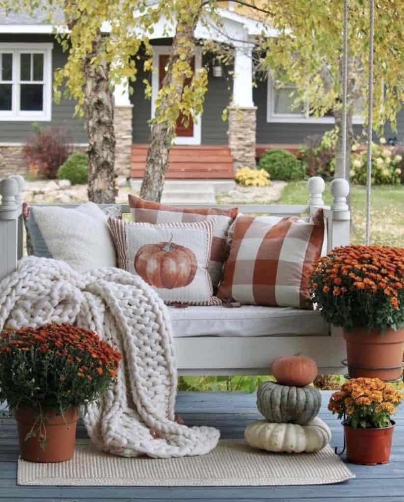 35 Breathtaking Farmhouse Fall Decor Ideas To Transform Your Home