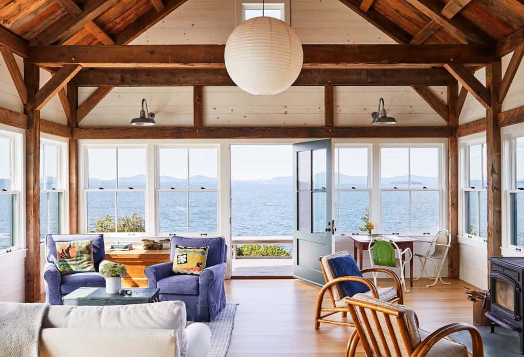 Cozy cabin with summer camp vibes on the tranquil coastline of Maine
