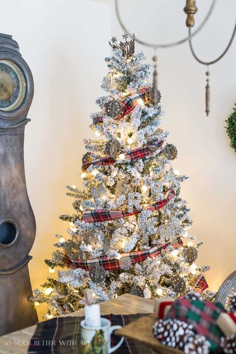 27 Flocked Christmas Tree Decorating Ideas For Some Holiday Cheer