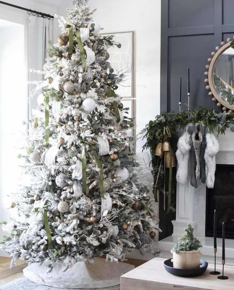 27 Flocked Christmas Tree Decorating Ideas For Some Holiday Cheer