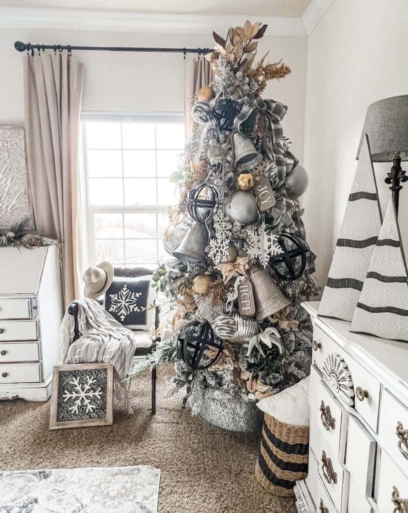 27 Flocked Christmas Tree Decorating Ideas For Some Holiday Cheer