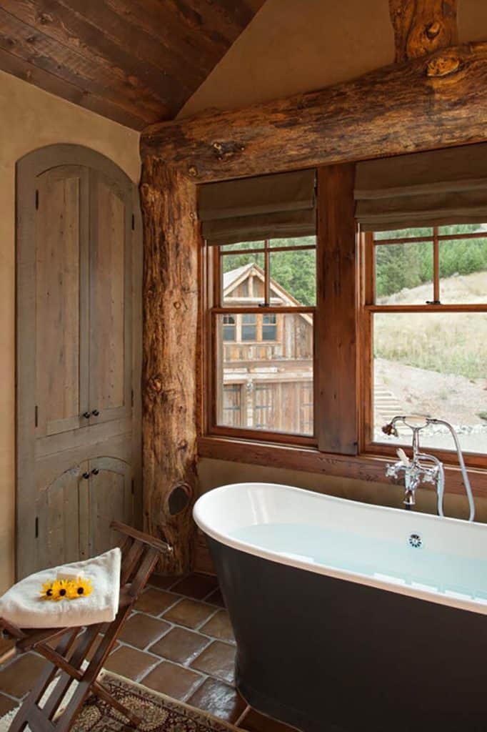 A rustic dream house surrounded by the breathtaking Montana mountains