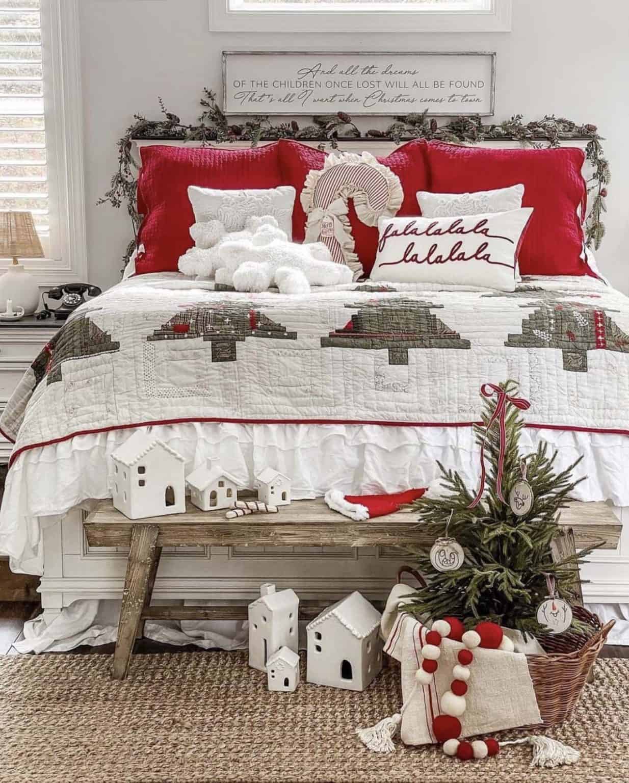 21 Most Beautiful Christmas Bedroom Decorating Ideas For Cozy Warmth