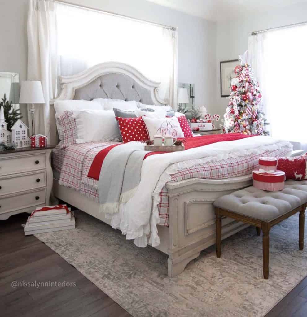 21 Most Beautiful Christmas Bedroom Decorating Ideas For Cozy Warmth