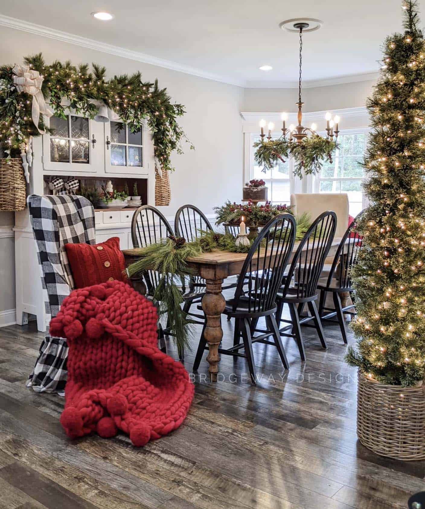 christmas dining room with festive green and red decor