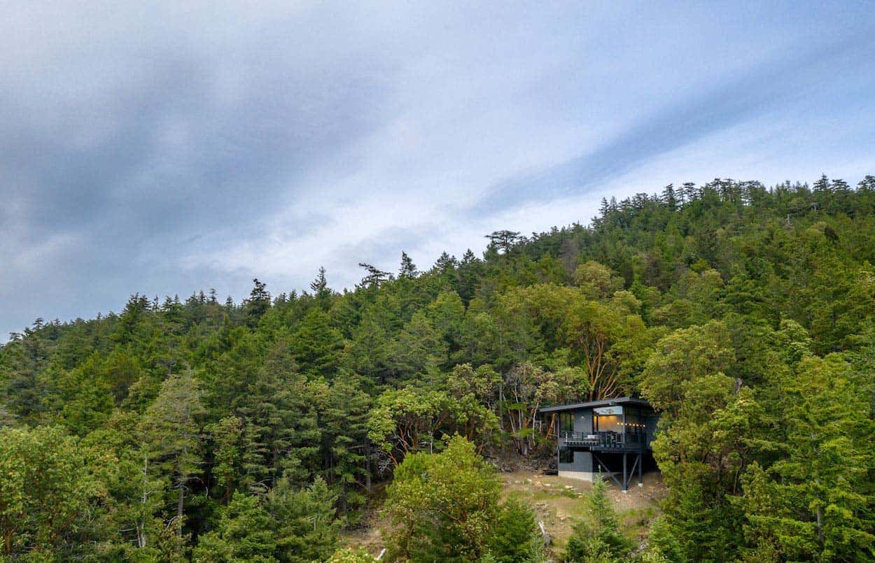 contemporary mountain cabin exterior
