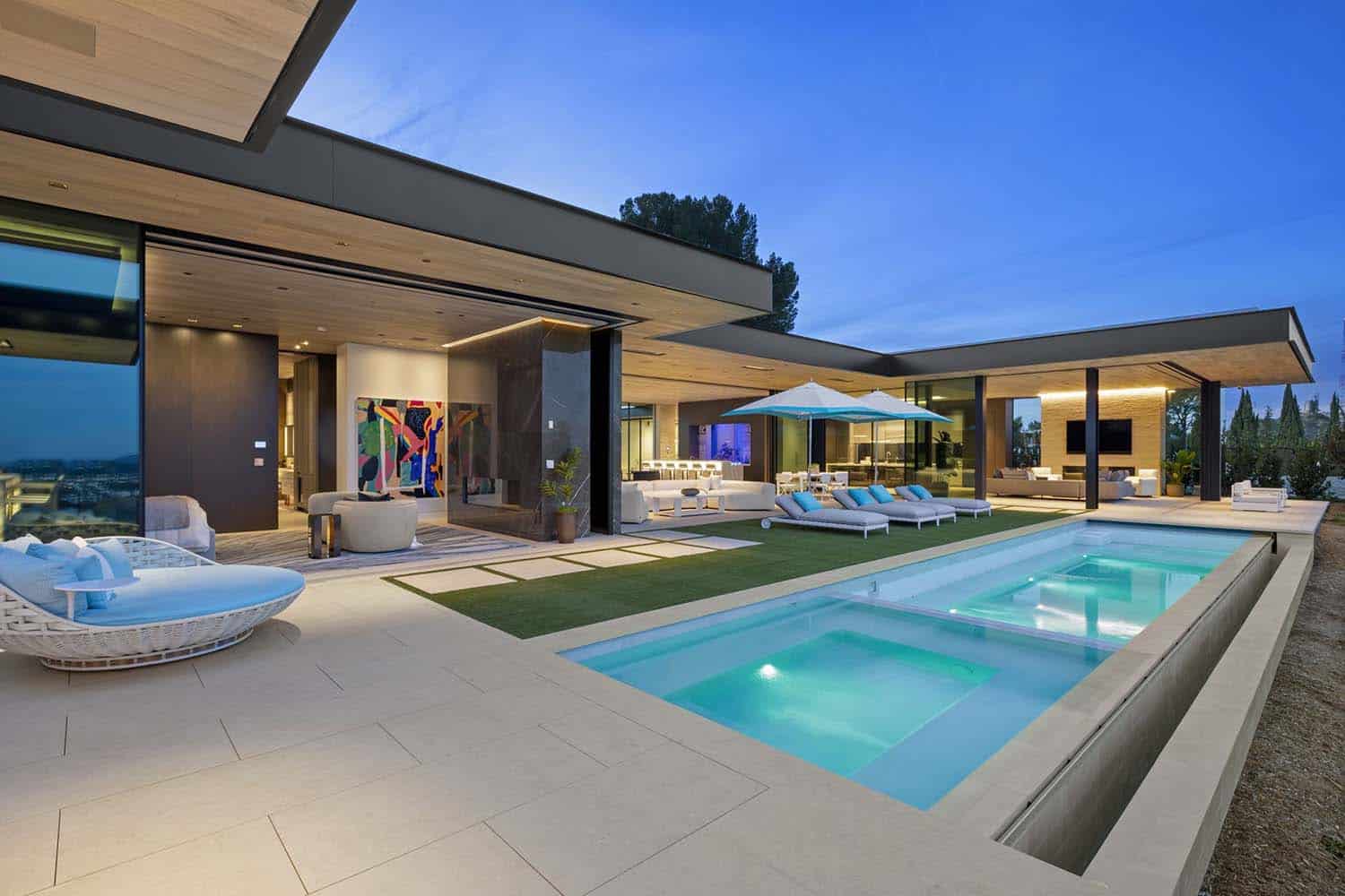 modern backyard swimming pool