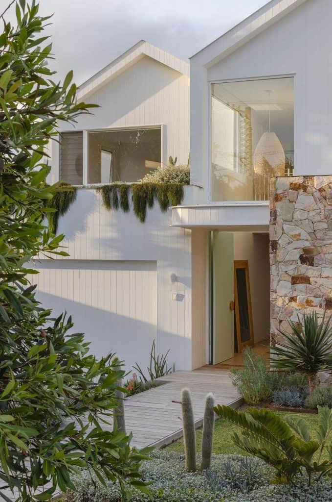 A breezy beach house in Australia designed for modern living: River of Life
