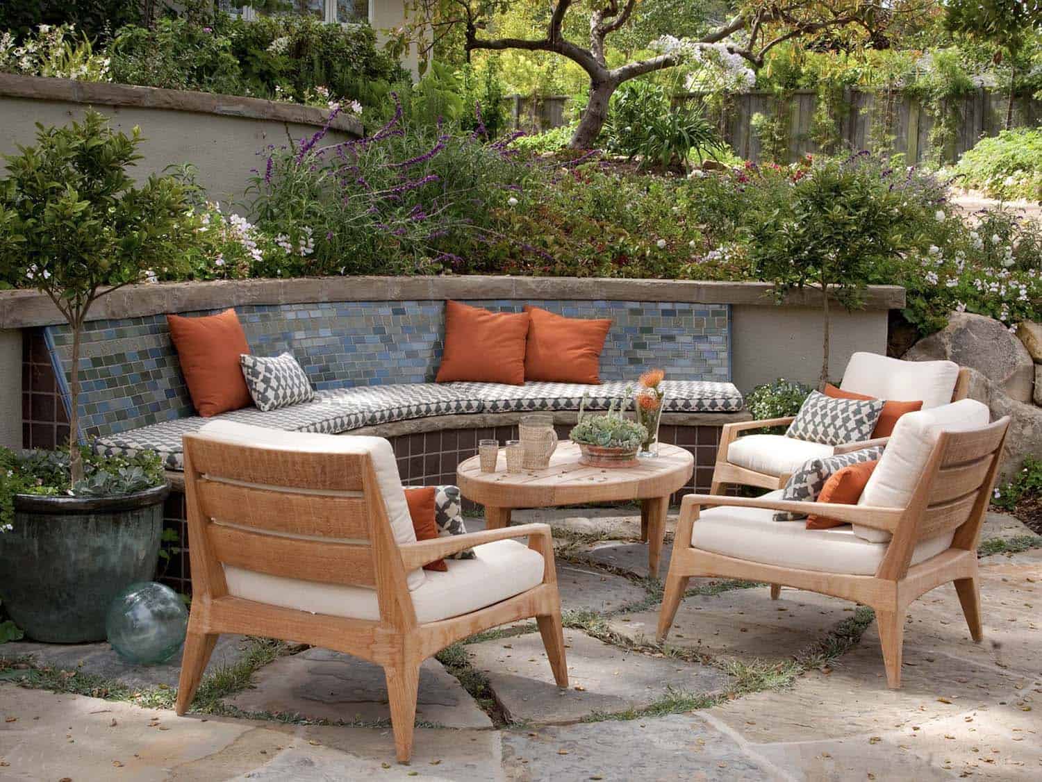 traditional patio with a retaining seat wall and outdoor furniture
