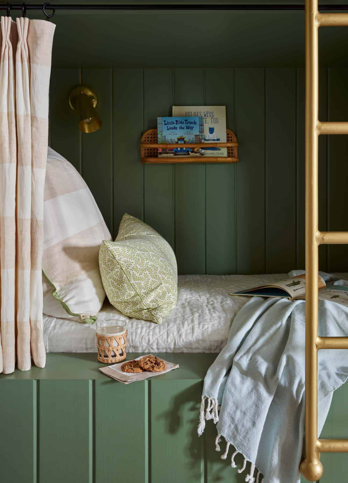 beach style bunk bedroom