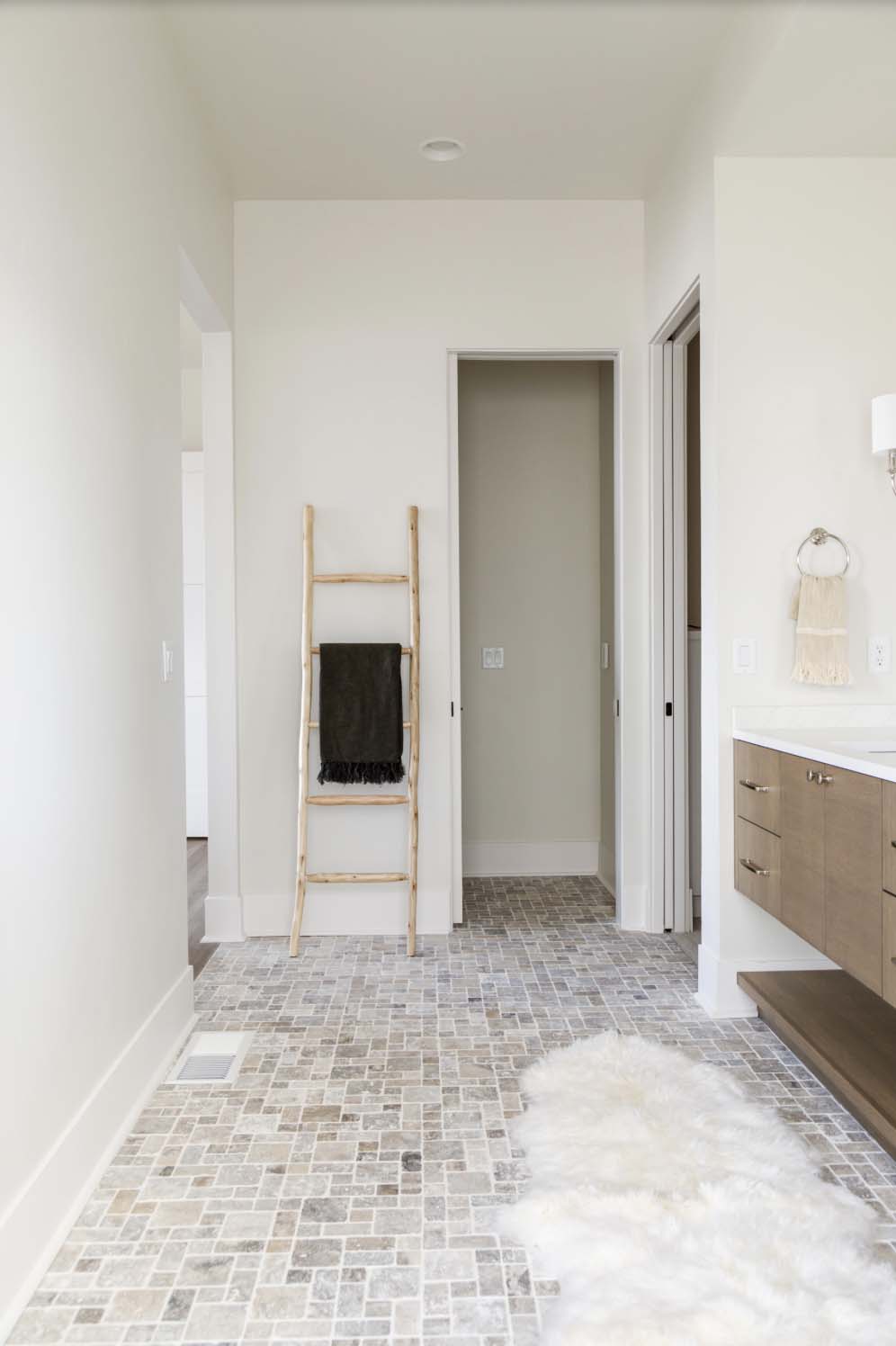 farmhouse style bathroom 