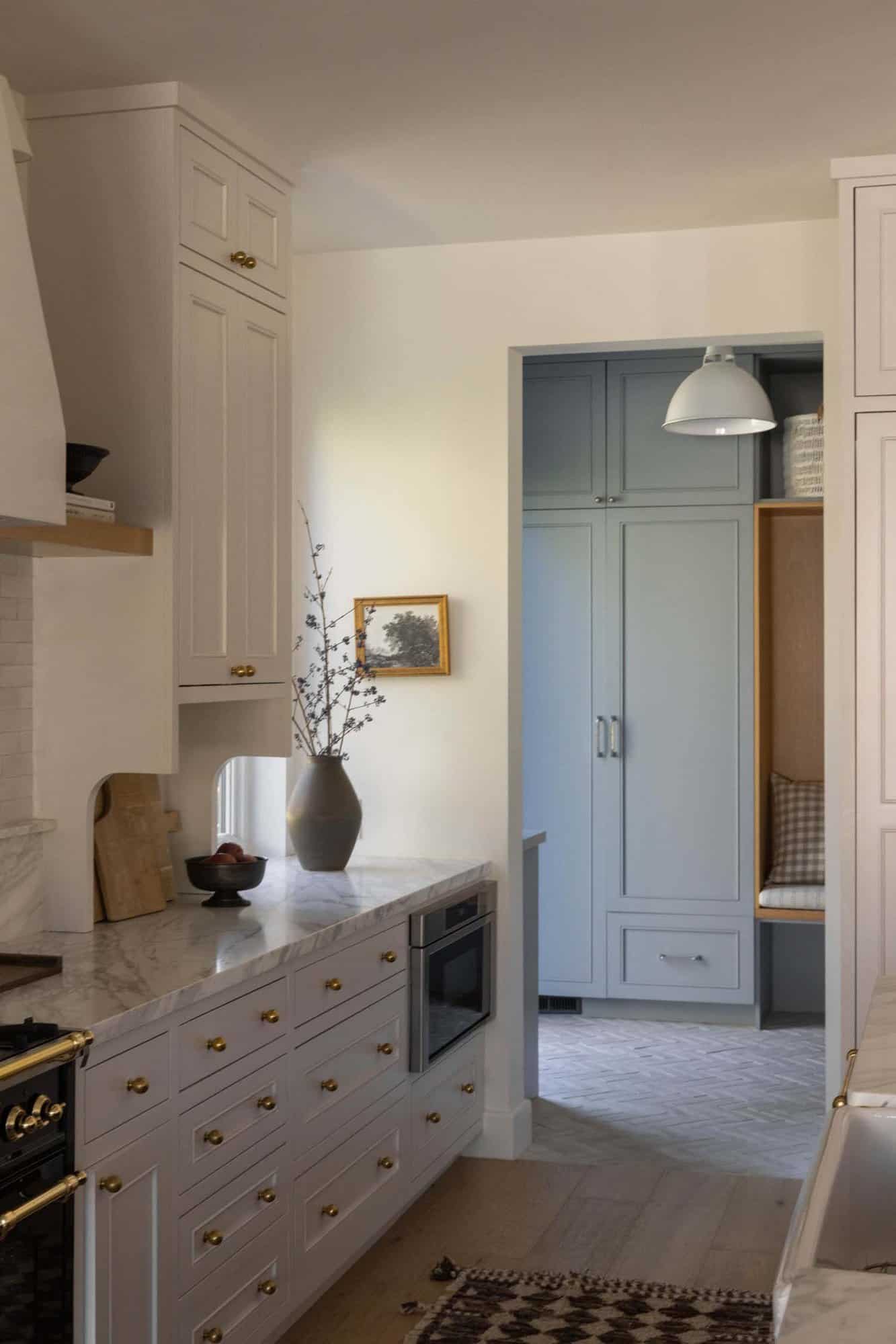 transitional style kitchen