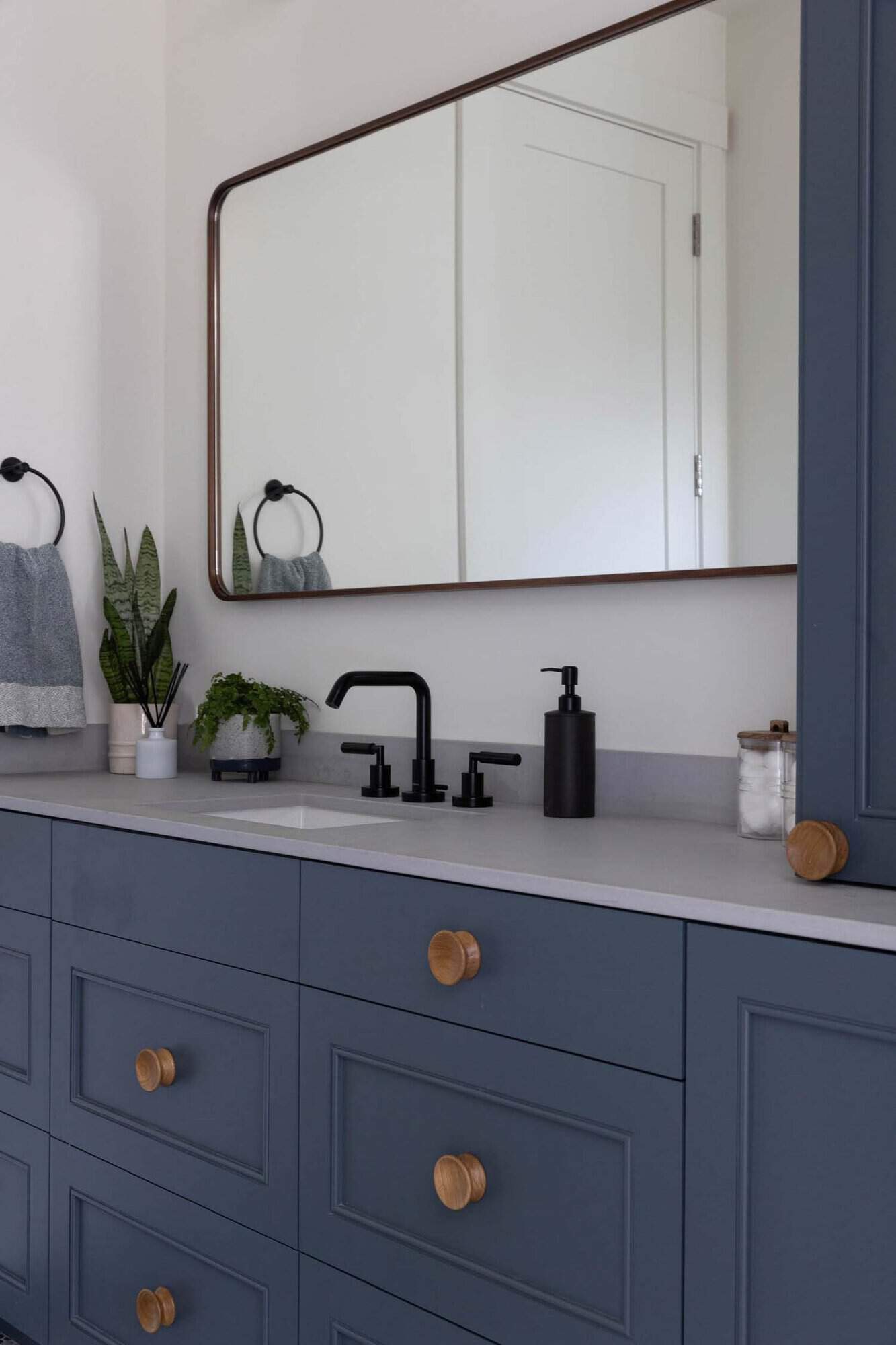 transitional style boys bathroom
